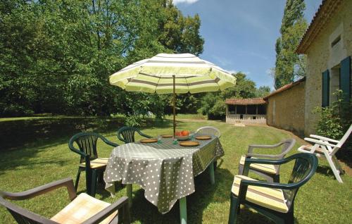 Zahrada ubytování Holiday Home Grignols With A Fireplace 324