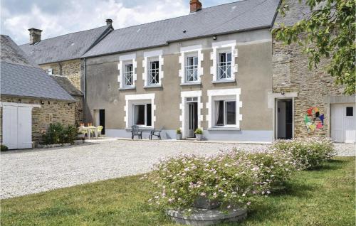 a stone house with a courtyard in front of it at Pet Friendly Home In Aurseulles in Anctoville