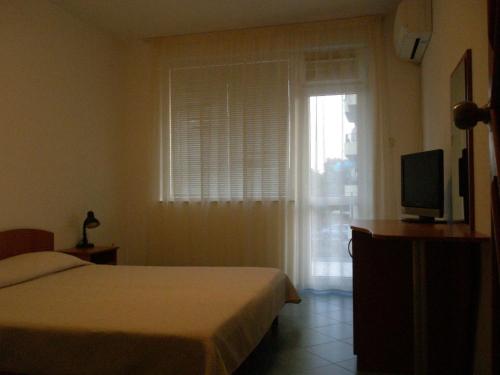 A television and/or entertainment centre at Family Hotel Maritime