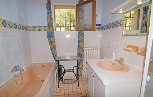 Stunning Home In Snchas With Outdoor Swimming Pool في Charnavas: حمام مع حوض وحوض استحمام ومغسلة