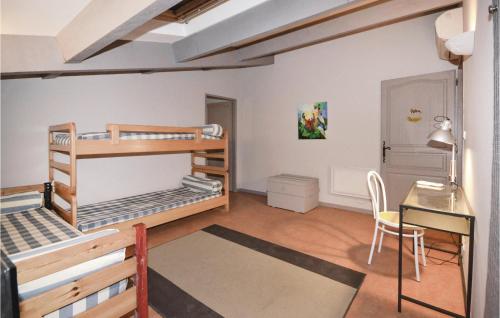 CaderousseにあるMas Melusineの二段ベッド2台、デスクが備わる客室です。