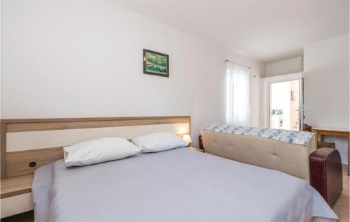 - une chambre avec un lit blanc et une chaise dans l'établissement Gorgeous Apartment In Mandre With Kitchen, à Mandre