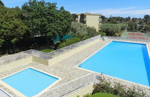 - deux grandes piscines au-dessus d'un bâtiment dans l'établissement T3 vue mer piscine proche plage, à Bormes-les-Mimosas