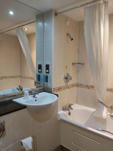 Bilik mandi di The Winnock Hotel