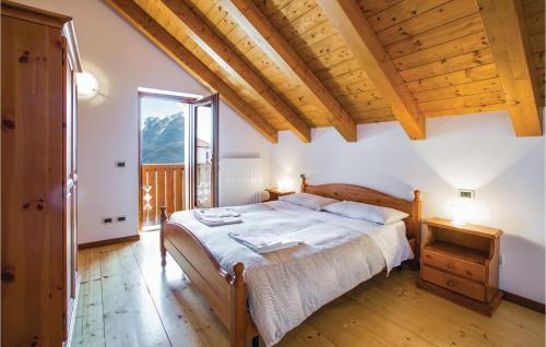 Lauco的住宿－Casa Cuc 4，一间卧室设有一张带木制天花板的大床