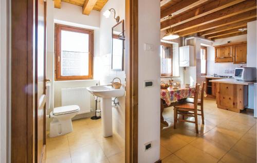 a bathroom with a sink and a toilet and a kitchen at Casa Cuc 4 in Lauco