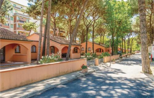 una calle en una ciudad con árboles y edificios en Marina 3, en Lido di Spina