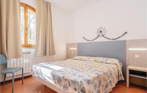 een slaapkamer met een bed, een stoel en een raam bij Marina 3 in Lido di Spina