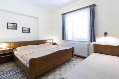 a bedroom with two beds and a window at Apartments Wandaler in St Georgen am Kreischberg in Sankt Georgen ob Murau