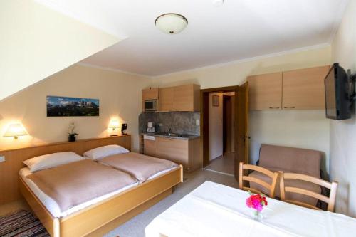Un pat sau paturi într-o cameră la Apartments Wandaler am Kreischberg
