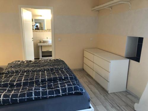 a bedroom with a bed and a dresser and a mirror at Ferienwohnung im Zentrum von Winningen in Winningen