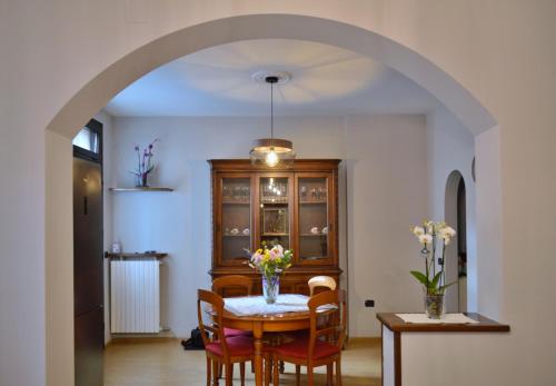 a dining room with a table and chairs at Omodarme52 in Pisa