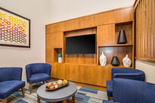 Χώρος καθιστικού στο Holiday Inn Express & Suites Custer-Mt Rushmore