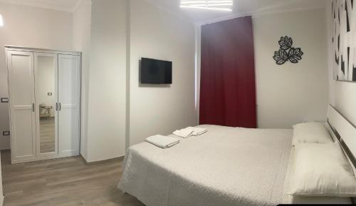 - une chambre avec un lit et 2 serviettes dans l'établissement camera i pini pisa, à Pise