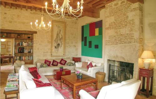 - un salon avec des canapés blancs et une cheminée dans l'établissement Gorgeous Home In Beauville, à Beauville