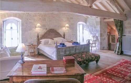 une chambre avec un grand lit et une table dans l'établissement Gorgeous Home In Beauville, à Beauville