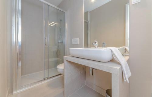 Bilik mandi di Stunning Apartment In Povljana With 2 Bedrooms, Wifi And Outdoor Swimming Pool