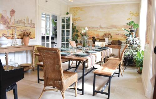 une salle à manger avec une table et des chaises dans l'établissement Lovely Home In Barbery With Wifi, à Barbery