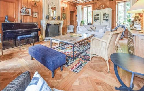 - un salon avec un canapé et un piano dans l'établissement Lovely Home In Barbery With Wifi, à Barbery