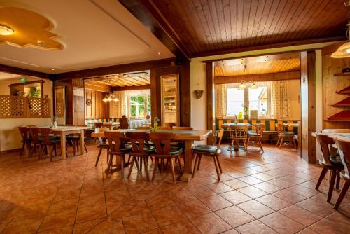 een restaurant met tafels en stoelen in een kamer bij s'Wirtshaus by Alpine Genusswelten in Gröbming