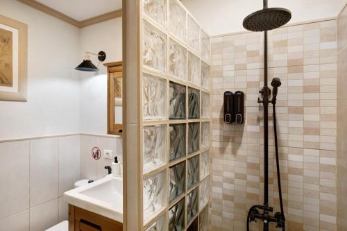 a bathroom with a shower and a sink at Piso Chacaras in La Laguna