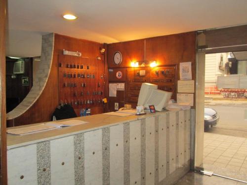 ein Restaurant mit einer Theke und einer Treppe in einem Zimmer in der Unterkunft Hotel Nahuel in Rosario