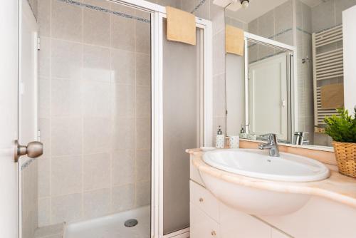 a bathroom with a sink and a mirror at Apartamento Ses Arcades 10 in Son Parc