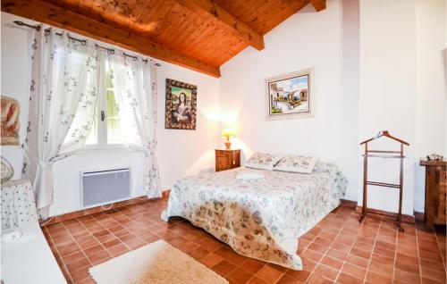 Gulta vai gultas numurā naktsmītnē Lovely Home In Roussillon With Kitchen