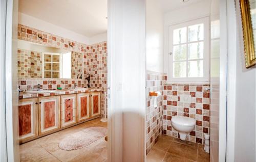 Ett badrum på Lovely Home In Roussillon With Kitchen