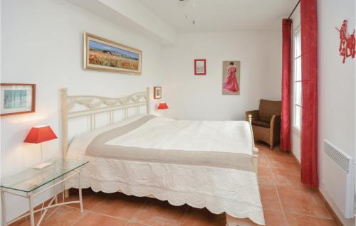 une chambre avec un lit et une table en verre dans l'établissement 3 Bedroom Lovely Home In Aigues-Mortes, à Aigues-Mortes