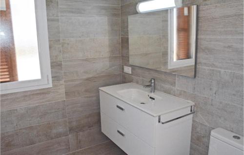 Ένα μπάνιο στο Stunning Home In Can Picafort With Wifi