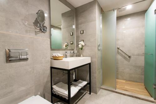 Ett badrum på Cindyan Apartments by The Quarter