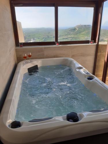 - une baignoire avec deux verres à vin dans l'établissement Ta Marija, à Żebbuġ