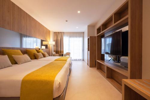 A television and/or entertainment centre at Hotel Gold Arcos 4 Sup - Built in May 2022