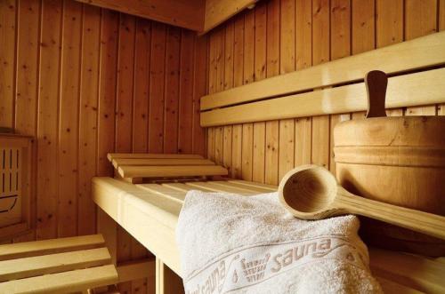 eine Sauna mit einem Handtuch und einem Holzlöffel in der Unterkunft Landhaus am Rosenbächle in Pfronten