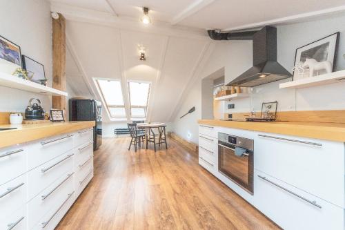 A kitchen or kitchenette at Dom & House - Apartment Loft Supreme
