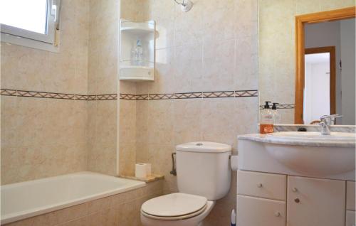 比納羅斯的住宿－2 Bedroom Awesome Apartment In Vinaros，浴室配有卫生间、盥洗盆和浴缸。
