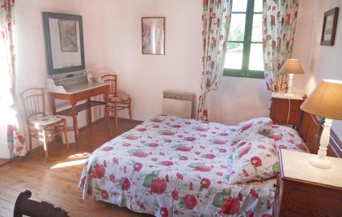 Un ou plusieurs lits dans un hébergement de l'établissement Stunning Home In Mouleydier With Wifi