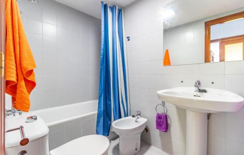 Baño blanco con lavabo y aseo en Nice Apartment In Rincn De La Victoria With Wifi en Rincón de la Victoria