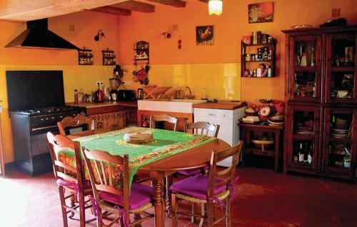 Restoran ili drugo mesto za obedovanje u objektu Stunning Home In Preuilly Sur Claise With 4 Bedrooms, Jacuzzi And Wifi