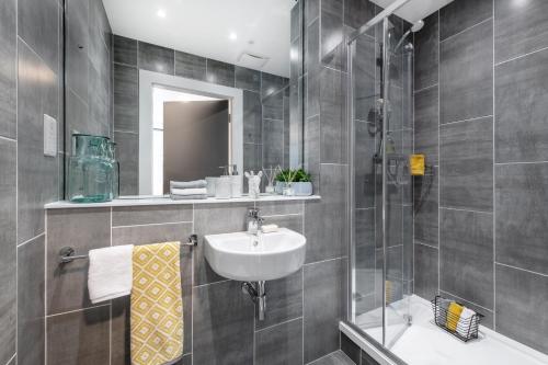 La salle de bains est pourvue d'un lavabo et d'une douche. dans l'établissement Yugo Explore - Highfield Park, à Dublin