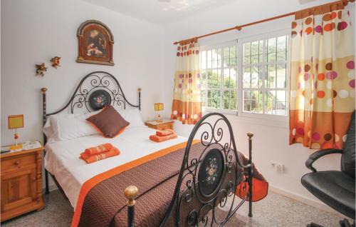 ミハスにあるNice Home In Mijas Pueblo With 5 Bedrooms, Wifi And Outdoor Swimming Poolのベッドルーム(大型ベッド1台、窓付)