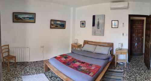 a bedroom with a bed in a room at Ca Sanchis, piso en el casco antiguo in Xàtiva