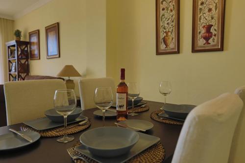 stół jadalny z butelką wina i kieliszkami w obiekcie R6 Los Patios 2 bedroom w Marbelli