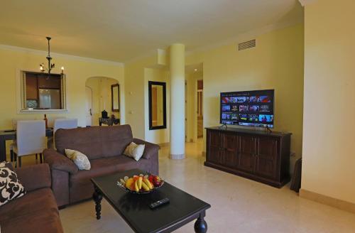 salon z kanapą i telewizorem z płaskim ekranem w obiekcie R6 Los Patios 2 bedroom w Marbelli
