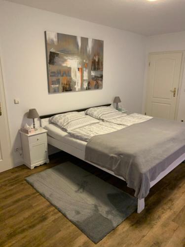 クヴェードリンブルクにあるEcke - der Romanikのベッドルーム1室(ベッド1台付)が備わります。壁には絵画が飾られています。