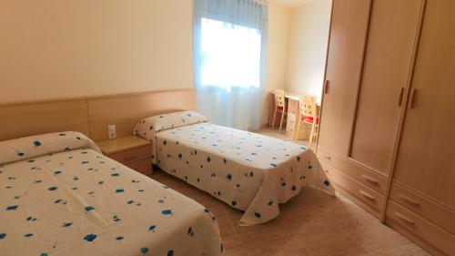 Ліжко або ліжка в номері Apartamento con Espectaculares Vistas al Mar (Llobeta 3A)