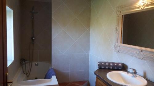 een badkamer met een wastafel, een bad en een toilet bij Gite Le Morvan in Lormes