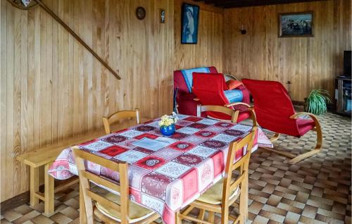 une table et deux chaises dans une pièce dans l'établissement 3 Bedroom Lovely Home In Pontarlier, à Les Alliés