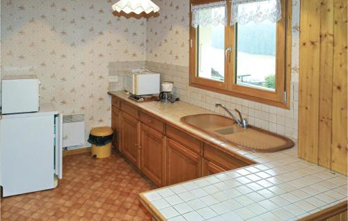 Kitchen o kitchenette sa Awesome Home In Pontarlier With 3 Bedrooms And Wifi